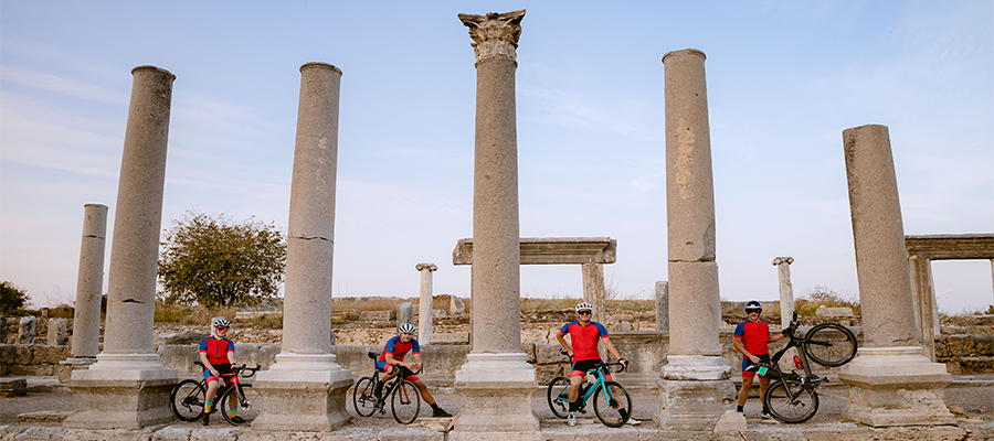 Un viaje interminable de exuberantes bosques, ciudades históricas y costas turquesas... así es recorrer La Riviera Turca en bicicleta